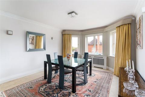 10 Chatsworth Place, Oxshott, Leatherhead, KT22 0SS