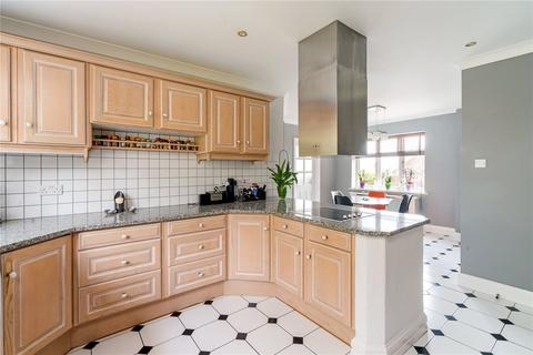 10 Chatsworth Place, Oxshott, Leatherhead, KT22 0SS