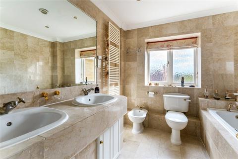 10 Chatsworth Place, Oxshott, Leatherhead, KT22 0SS
