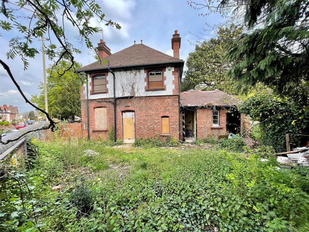 High Street, Amblecote, Stourbridge 3 bed detached house £170,000