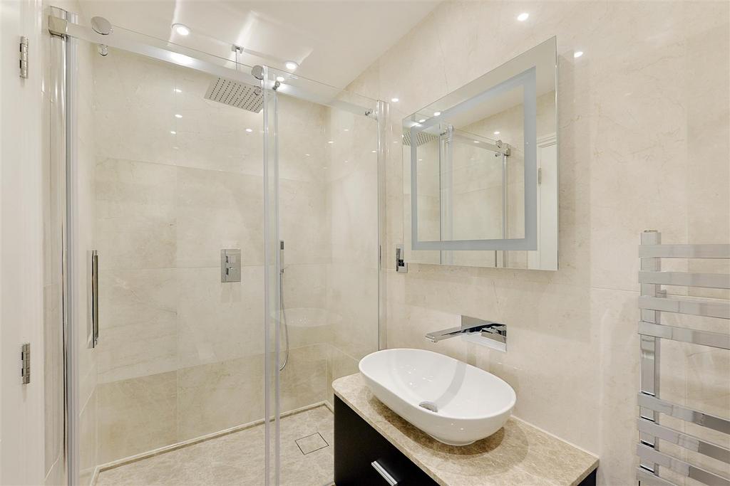 Master ensuite .JPG
