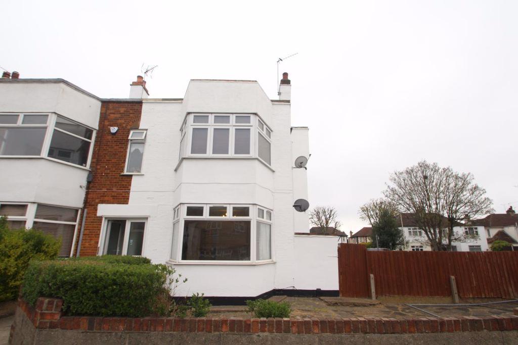 Station Lane Hornchurch 2 bed flat £1,200 pcm (£277 pw)