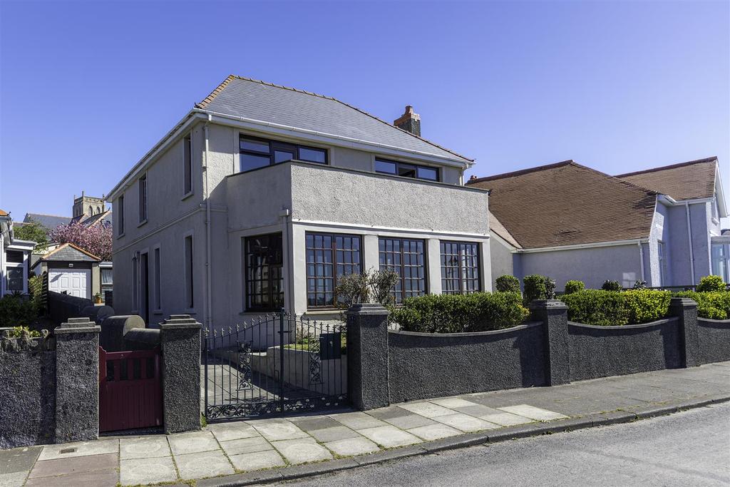 9 The Rath, Milford Haven, SA73 3JR 4 bed detached house £400,000