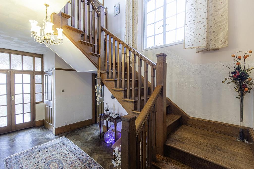 9 The Rath, Milford Haven, SA73 3JR 4 bed detached house £400,000