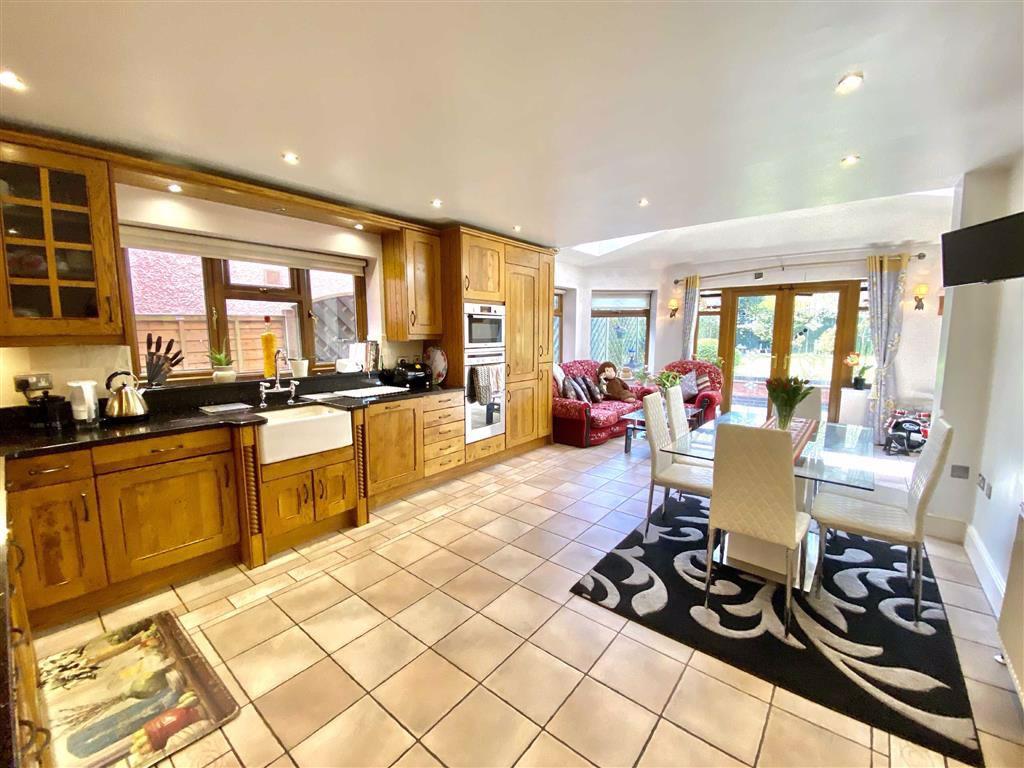 Luxury spacious breakfast kitchen / family room (r