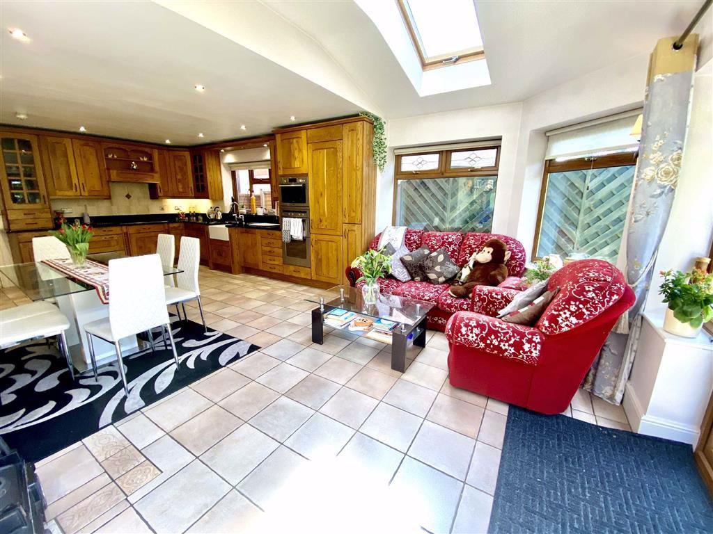 Luxury spacious breakfast kitchen / family room (r