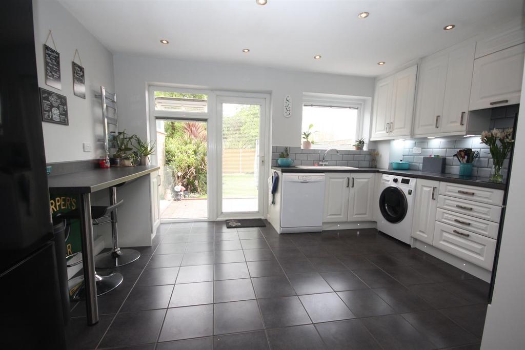 Royston Avenue, Boyatt Wood, Eastleigh 3 bed semidetached house £310,000