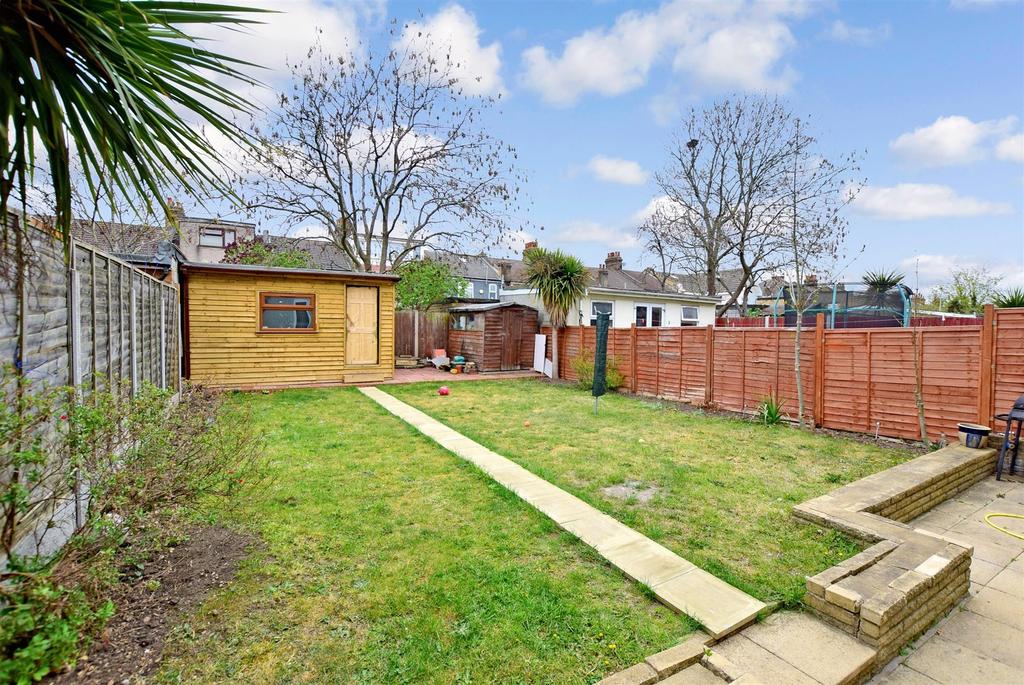 Blythswood Road, Seven KIngs, Essex 6 bed end of terrace house for sale £700,000