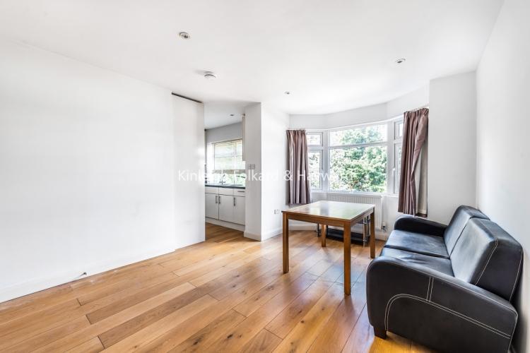 Garrick Avenue London NW11 3 bed apartment £1,875 pcm (£433 pw)