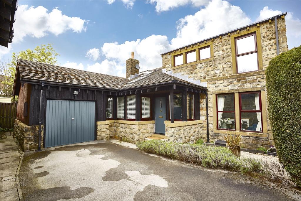 Paris Mews, Scholes, Holmfirth, HD9 4 bed detached house £395,000