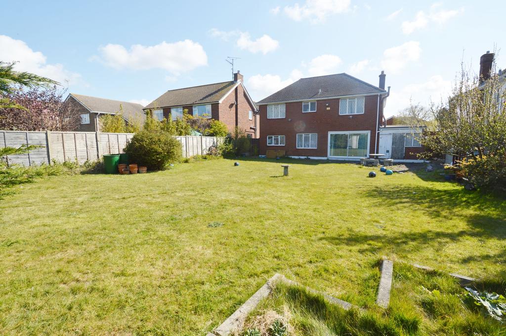 Wansfell Gardens, Thorpe Bay, SS1 4 bed detached house £750,000