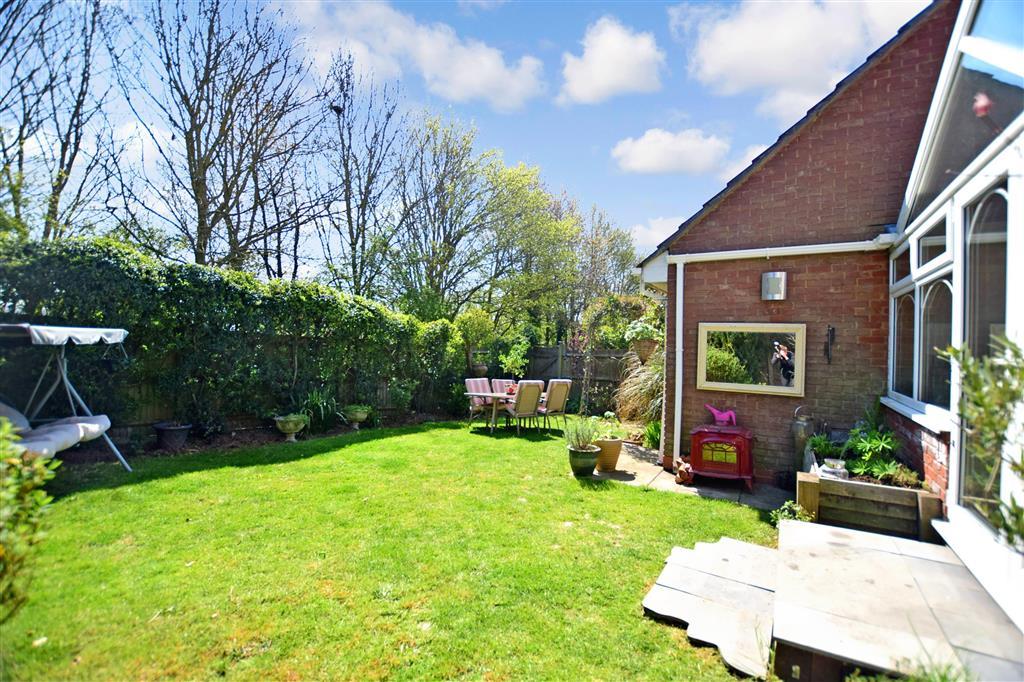Phoenix Drive, Wateringbury, Maidstone, Kent 3 bed detached house £