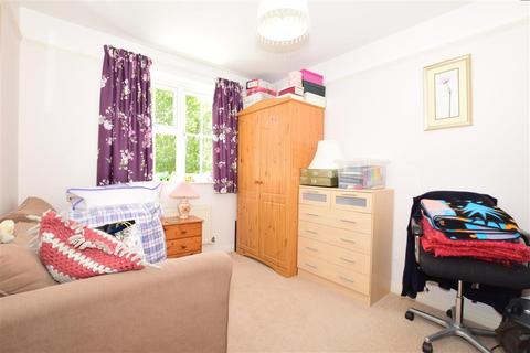4 Atkinson Walk, Kennington, Ashford, TN24 9SB
