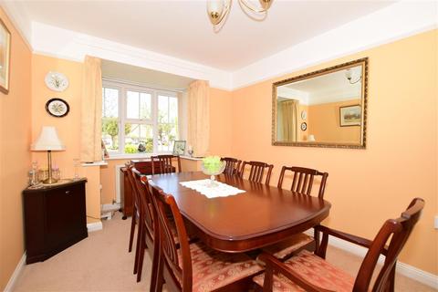 4 Atkinson Walk, Kennington, Ashford, TN24 9SB