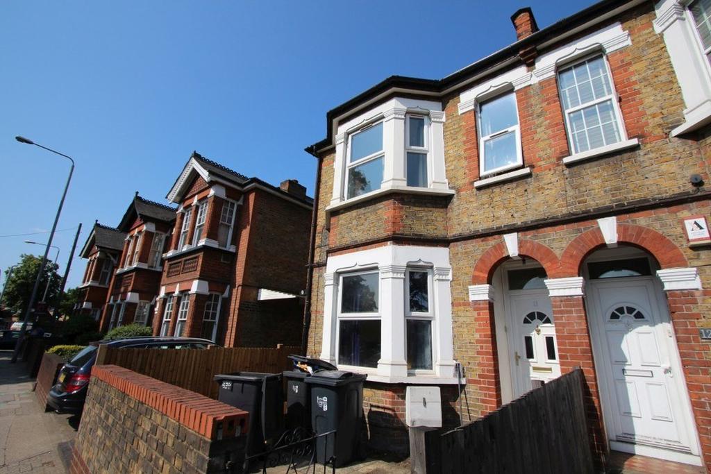 Queen Elizabeth Road, Kingston upon Thames KT2 3 bed flat to rent £