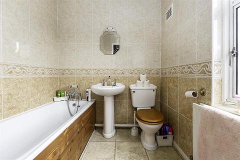 4 Willow Road, London, W5 4PD