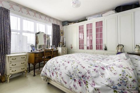 4 Willow Road, London, W5 4PD