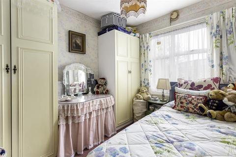 4 Willow Road, London, W5 4PD