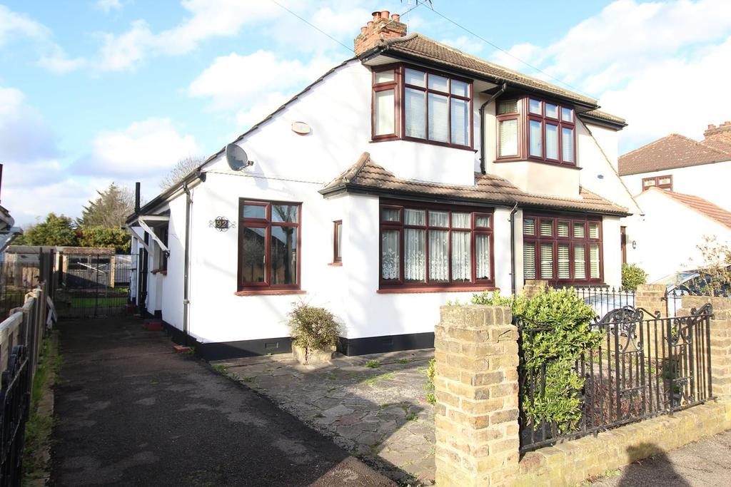 Suttons Avenue, Hornchurch, Essex, RM12 3 bed end of terrace house £