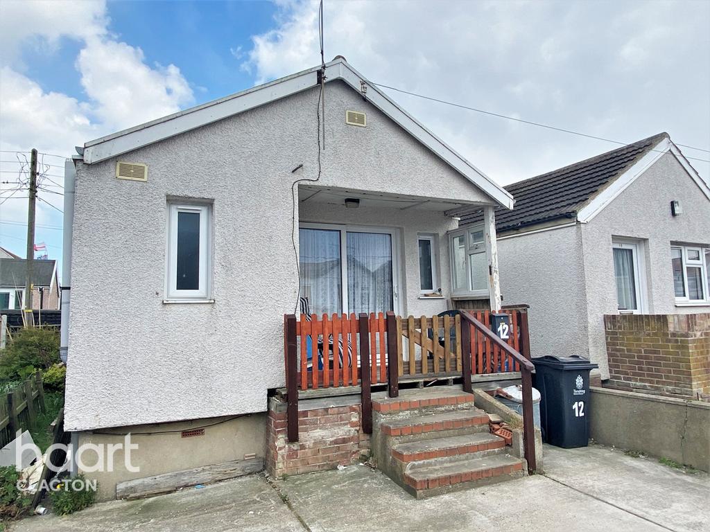 Bentley Avenue, ClactonOnSea 1 bed detached bungalow £70,000