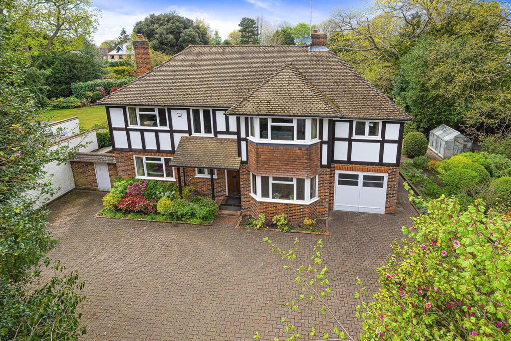 Beechwood Avenue, Weybridge, KT13 5 bed detached house £1,895,000