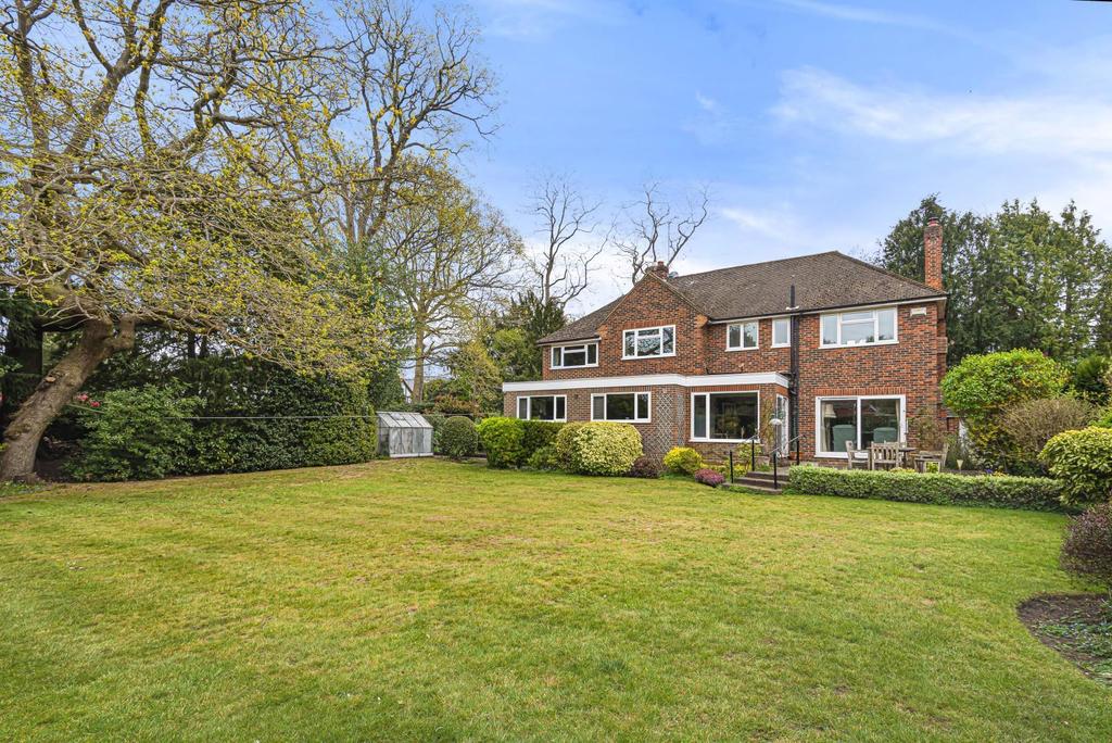 Beechwood Avenue, Weybridge, KT13 5 bed detached house £1,895,000