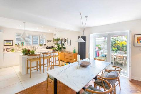 14 Alleyn Park, London, SE21 8SB