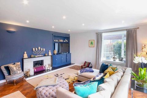 14 Alleyn Park, London, SE21 8SB