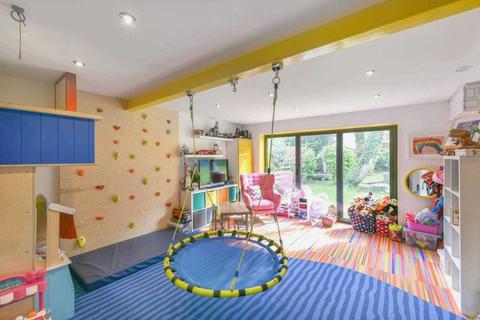 14 Alleyn Park, London, SE21 8SB