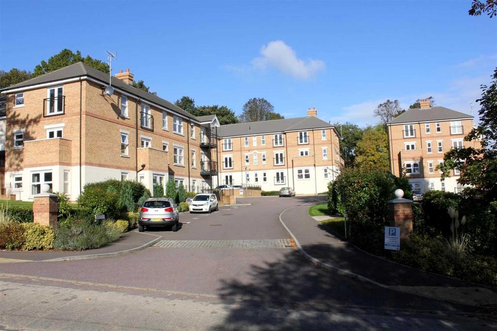 Adrian Close, Hemel Hempstead 2 bed apartment £275,000