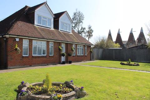 Lane End Lees Road, Yalding, Maidstone, ME18 6DD