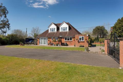 Lane End Lees Road, Yalding, Maidstone, ME18 6DD