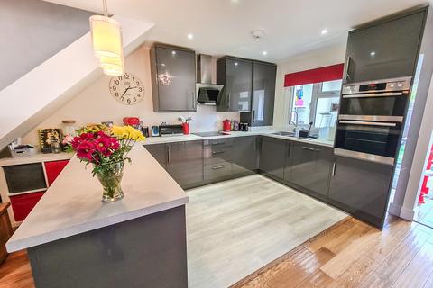 12 Welley Road, Wraysbury, Staines, TW19 5DJ