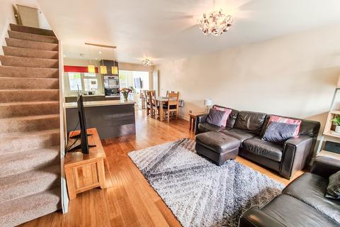 12 Welley Road, Wraysbury, Staines, TW19 5DJ