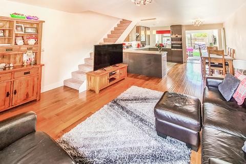 12 Welley Road, Wraysbury, Staines, TW19 5DJ