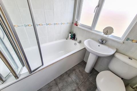 12 Welley Road, Wraysbury, Staines, TW19 5DJ
