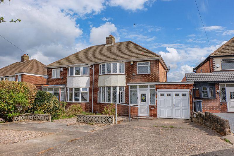 Lindens Drive, Streetly, Sutton Coldfield, B74 2AQ 3 bed semidetached house £300,000