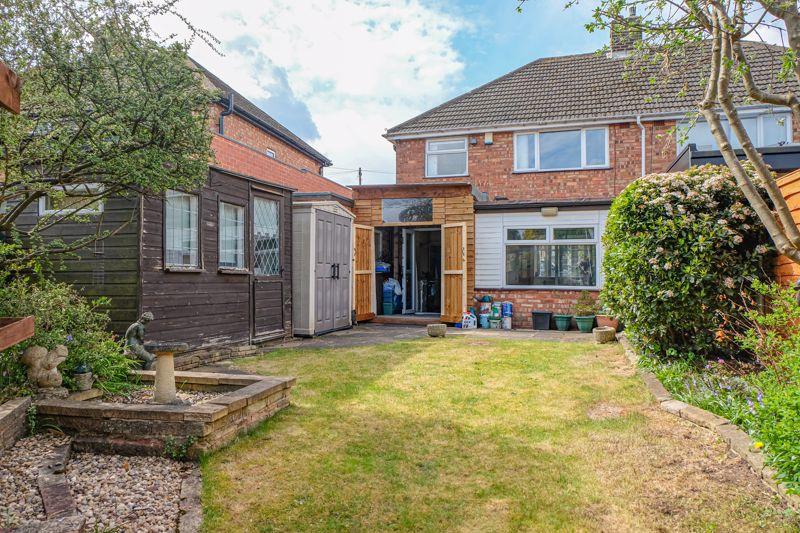 Lindens Drive, Streetly, Sutton Coldfield, B74 2AQ 3 bed semidetached house £300,000