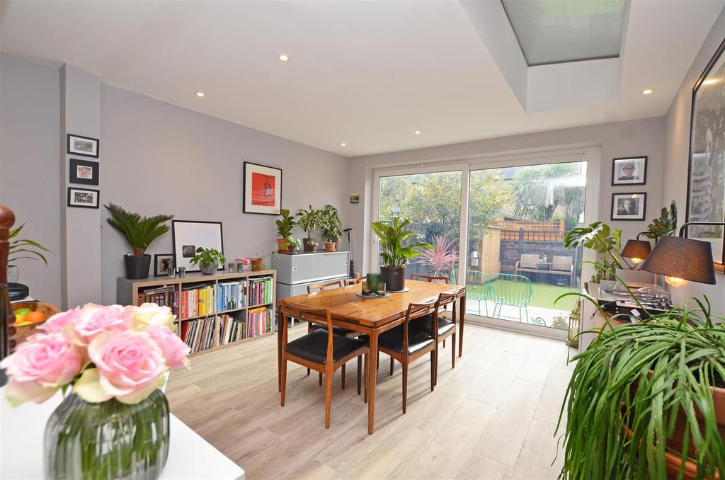Victor Road, Teddington 3 bed terraced house £2,700 pcm (£623 pw)
