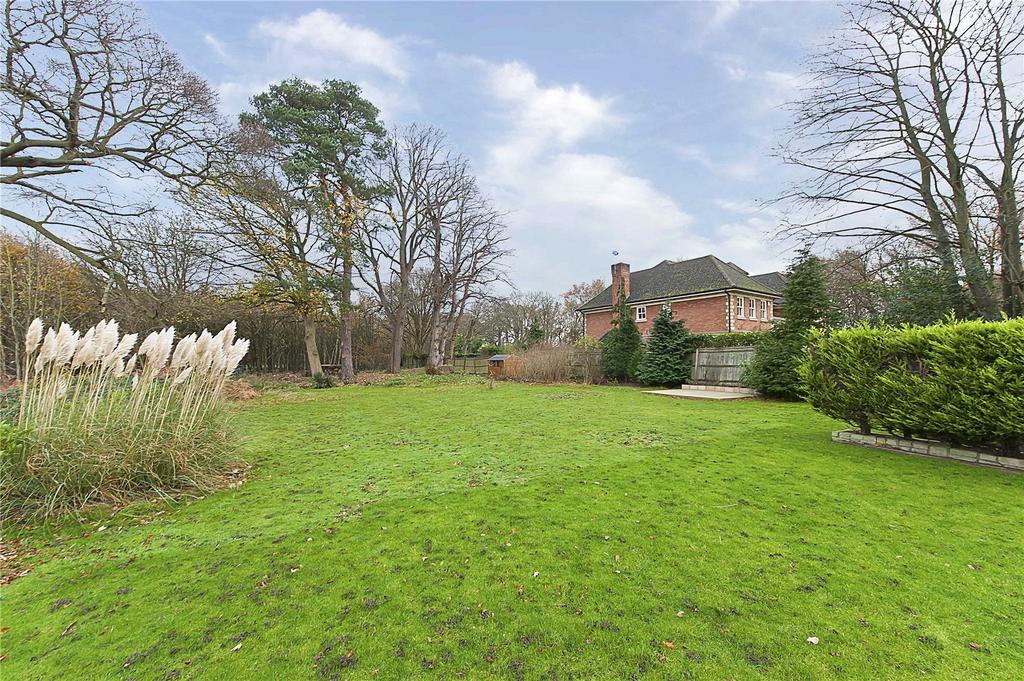 Portsmouth Road, Cobham, Surrey, KT11 3 bed bungalow £1,195,000