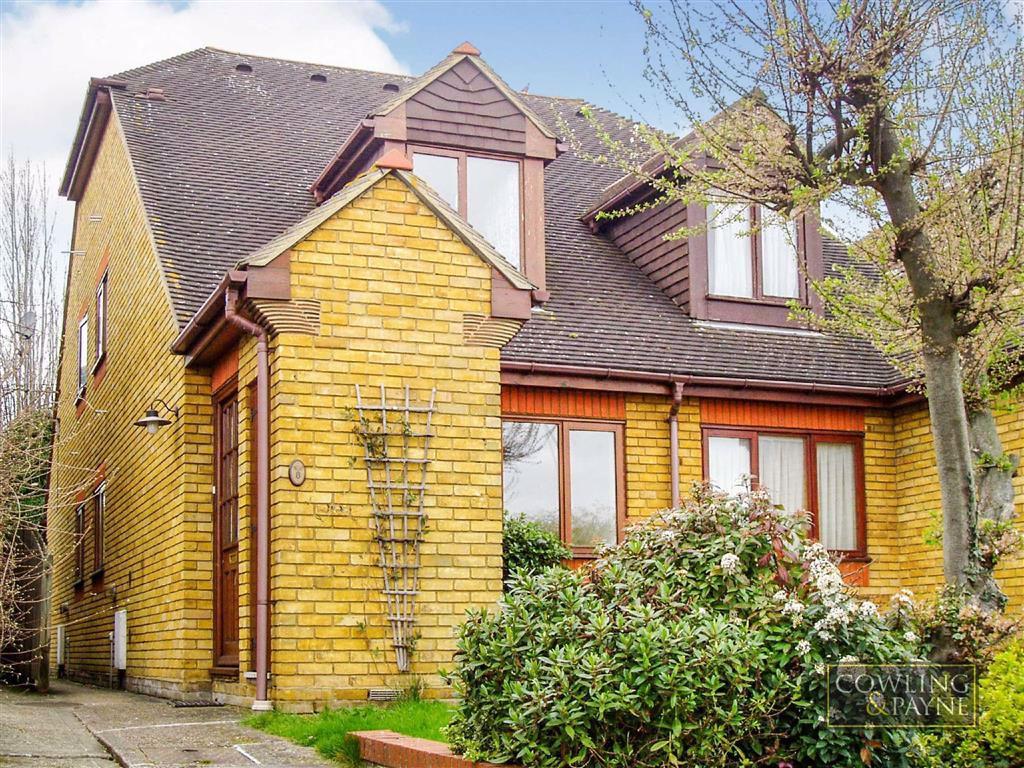 Court, Wickford, Essex 1 bed end of terrace house £200,000
