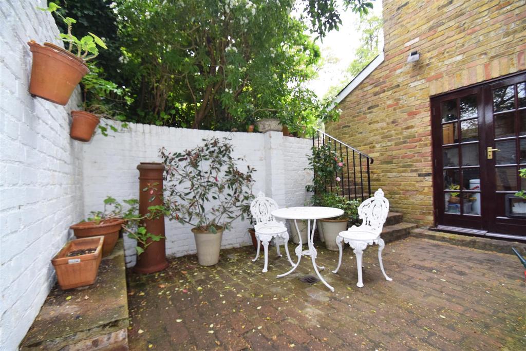 The Avenue, St Margarets Trust Grounds 8 bed semidetached house £