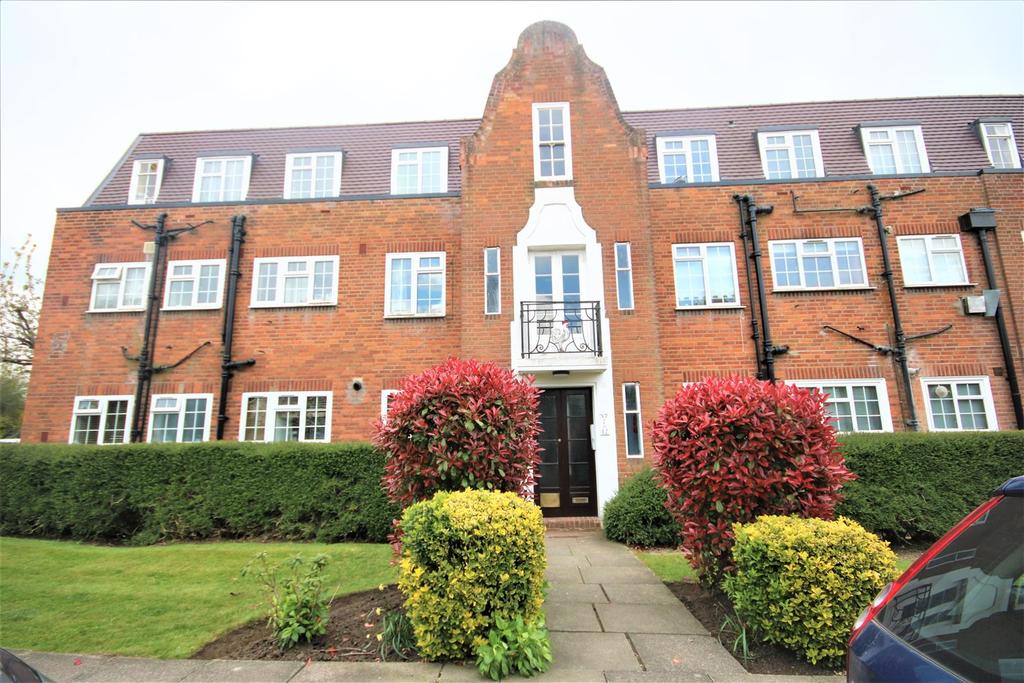 Belmont Close, Cockfosters, EN4 2 bed flat £340,000