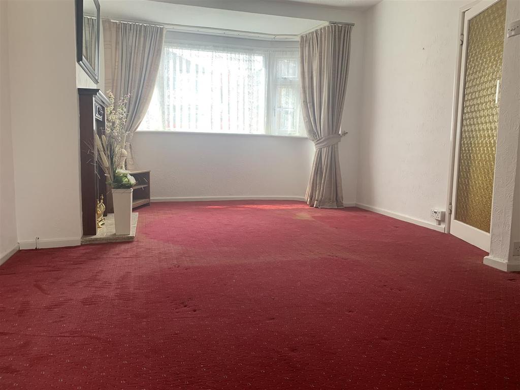 Cherry Tree Avenue, Walsall 3 bed house £775 pcm (£179 pw)