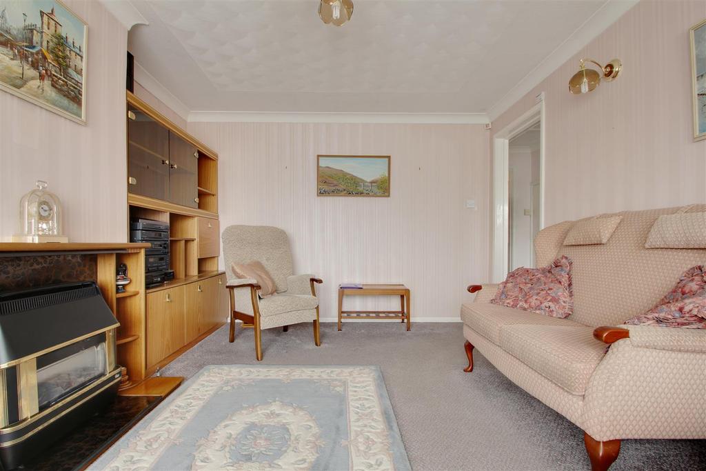 Lingfield Close, Worthing 2 bed semidetached bungalow £350,000
