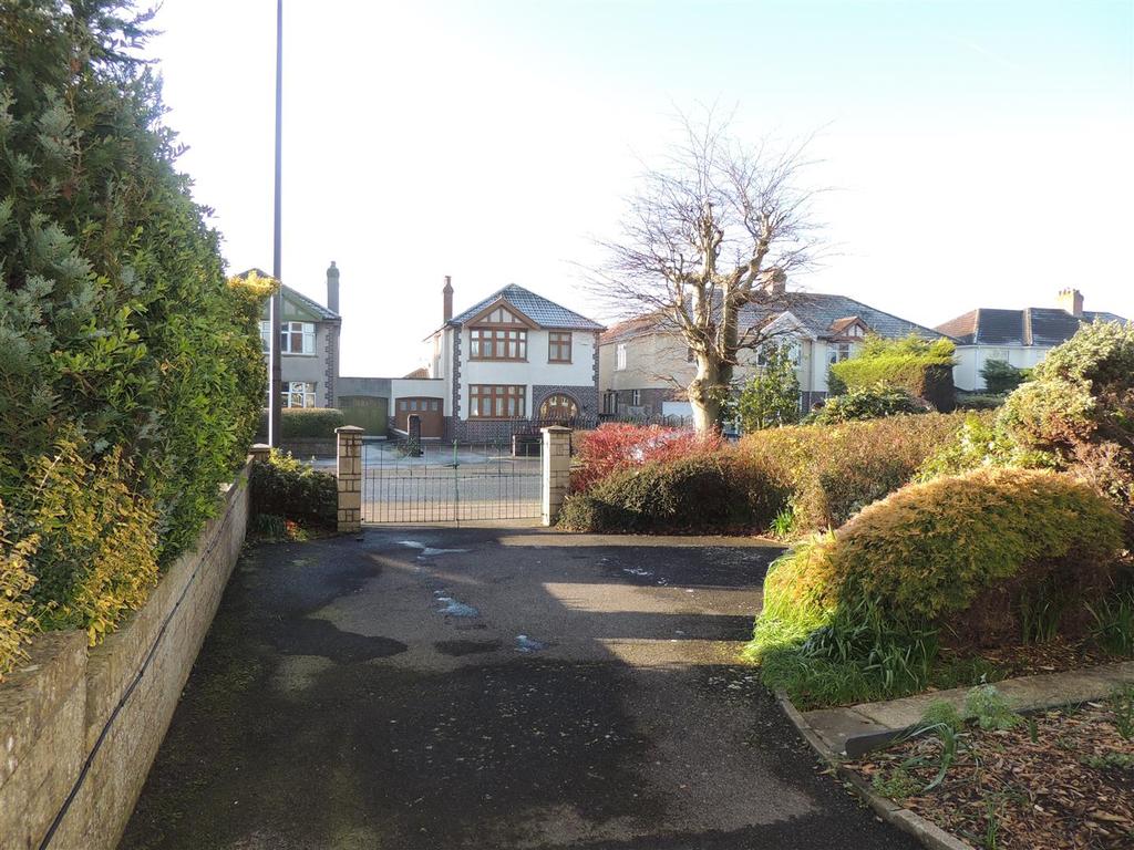 Stonehill, Hanham, Bristol 3 bed semidetached house £1,450 pcm (£335 pw)