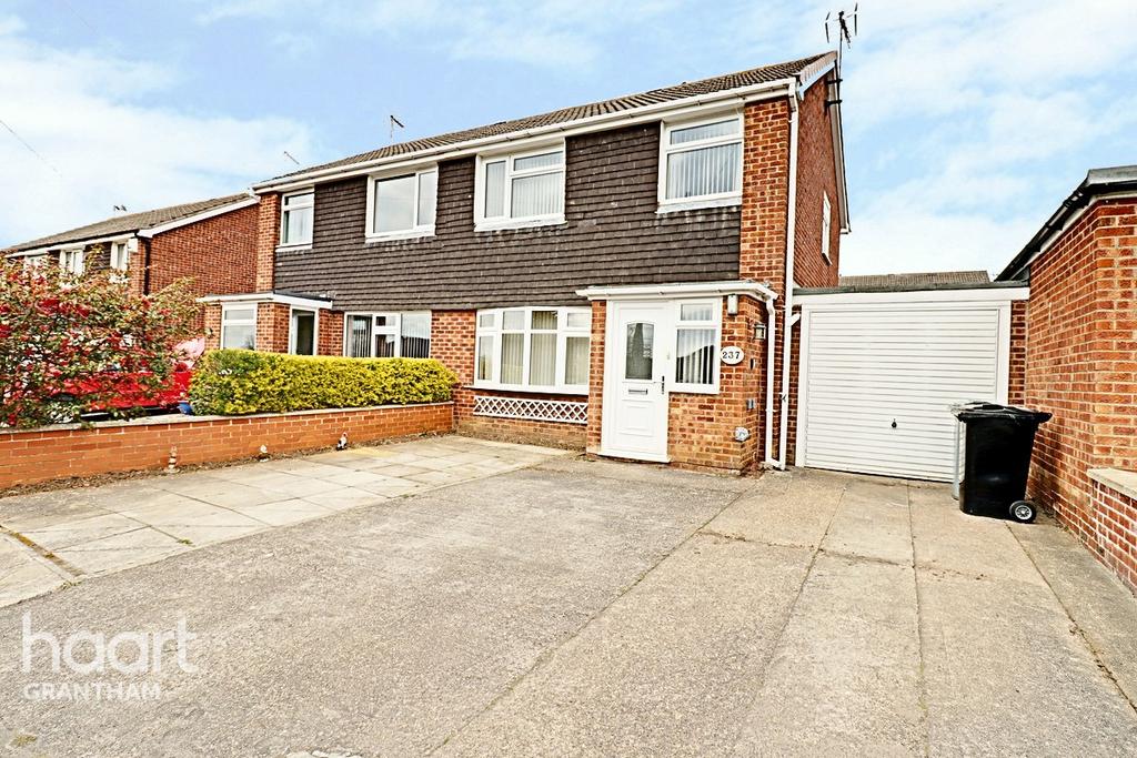 Harrowby Lane, Grantham 3 bed semidetached house for sale £185,000