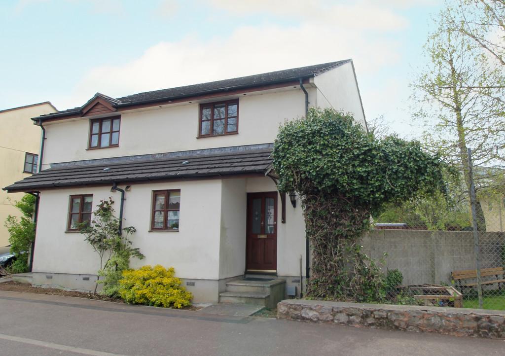 Cuthbert Close, Torquay 3 bed semidetached house £190,000