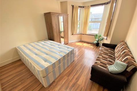 Studio to rent, NORTHBROOK ROAD IG1
