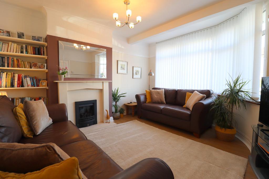 Felstead Way, Round Green, Luton, Bedfordshire, LU2 7LH 3 bed semi